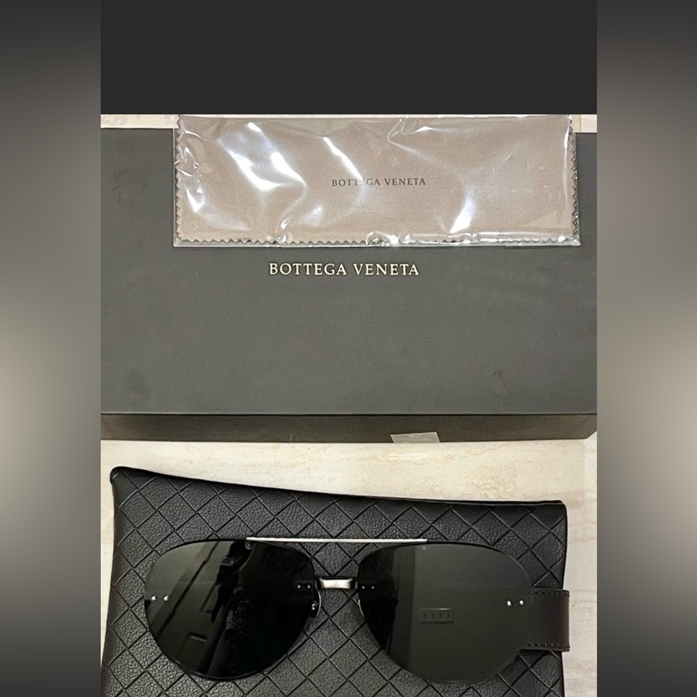 BOTTEGA VENETA  aviatore rimless sunglasses, (original soft leather case & box